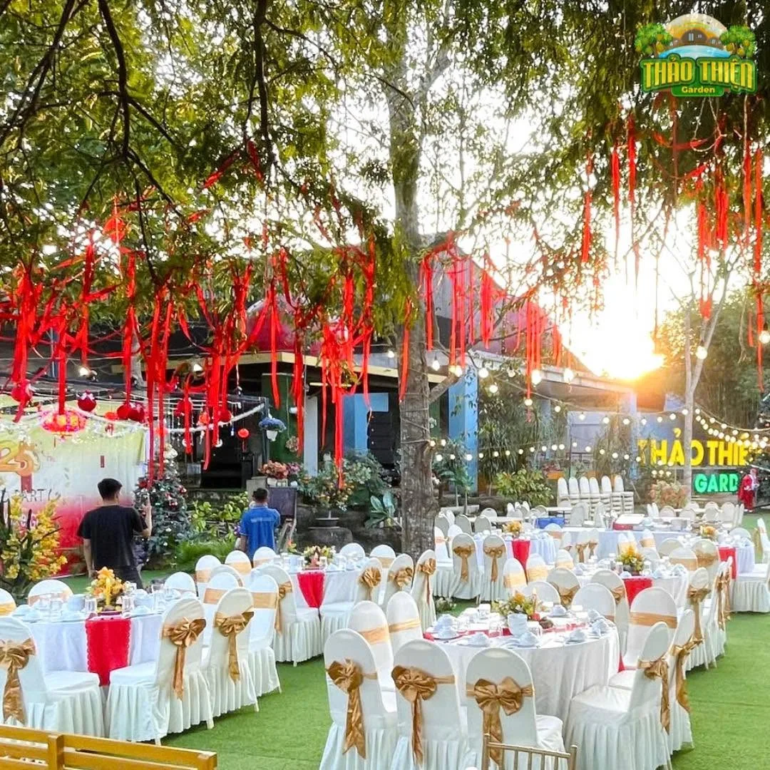 Tiệc ngoài trời bên hồ